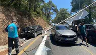 Freni patlayan araç aydınlatma direğine çarptı
