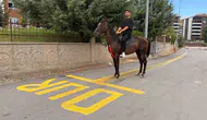 Dİreksiyon sınavı heyecanını yenmek için motosiklet yerine atla parkura girdi