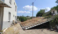 Şiddetli fırtına çatıları uçurdu