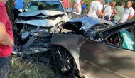 İki otomobil kafa kafaya çarpıştı