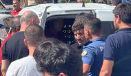 Husumetlisini öldürdü, bankada yakalandı