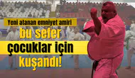 Yeni atanan emniyet amiri bu sefer çocuklar için kuşandı