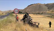 Beton pompası yüklü tırı şarampole yuvarlandı