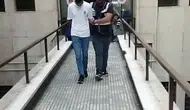 Polisi gören firari, çimlere yatıp ölü taklidi yaptı