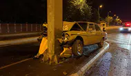 Otomobil direğe ok gibi saplandı