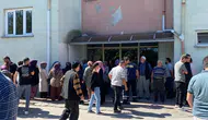 Ceviz toplamak için çıktığı ağaçta elektrik akımına kapıldı