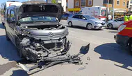 Hafif ticari araçla otomobil çarpıştı : 4 yaralı