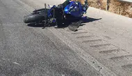 Kontrolden çıkan motosiklet bariyerlere çarptı