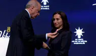 Cumhurbaşkanı Erdoğan CHP'nin bir Özlem'ine daha AK Parti rozeti taktı
