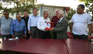 Yolları yapılan köylülerden Başkan’a plaketli teşekkür
