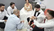 Damadın arkadaşlarının taktığını gören şok etti