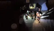 Kendisini kurtarmaya gelen ekiple birlikte çatıda mahsur kaldılar