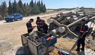 Elektrik direğinin demirlerini çalarken yakalandılar