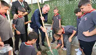 Manisa Valisi öğrencilerle birlikte fidan dikti