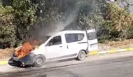 Manisa'da seyir halindeki kamyonet alev aldı