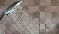 Duş başlığındaki kireç kabusuna son: Bu basit yöntem su akışını değiştiriyor
