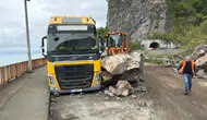 Sarp Sınır Kapısı yolunda korkutan heyelan