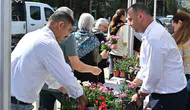 Büyükşehir mezarlık ziyaretine gelenlere çiçek dağıttı