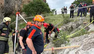 Define ararlarken canlarından oldular
