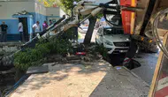 Vinç aracın üzerine devrildi, kepçe dereye uçtu: Korku dolu anlar kamerada
