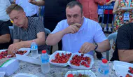 Bakın bir oturuşta kaç kilo kiraz yemiş