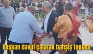 Başkan davul çalarak bahşiş topladı