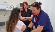 Anne kız hastanede omuz omuza hayat kurtarıyor
