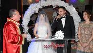Manisa’da düğünde renkli anlar: Temsili nikah töreni davetlileri eğlendirdi