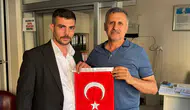 MHP Şehzadeler İlçe Başkanı Taşkıran Türk Bayrağı dağıttı