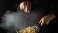 Yemeğin tuzu neden restoranda daha dengeli? Şeflerin kullandığı 5 temel teknik