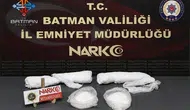 Kolundaki alçıya bakın ne koymuş!
