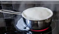 Süt tencerenin dibine yapıştıysa hemen ovalamayın! Önce bunu yapın