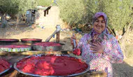 Yaptığı salçalar ile ev ekonomisine katkı sağlıyor
