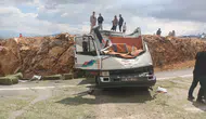 Yonca balyası yüklü kamyonet devrildi: 1 ölü, 1 yaralı