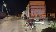 Motosiklet park halindeki tıra çarptı: 1 ölü