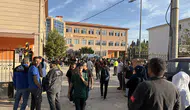 Turgutlu'da veliler okul önünde çocuklarından haber bekliyor