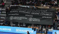 Turgutlu'da basketbol maçında taraftardan anlamlı mesaj