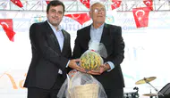 Kula'nın en lezzetli kavunu sahibine altın kazandırdı