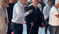 Cem Yılmaz bastonla görüntülendi!