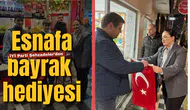 İYİ Parti Şehzadeler’den esnafa bayrak hediyesi!