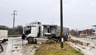 Manisa'da feci kaza! Tır sürücüsü kontrolü kaybedip refüje çıktı