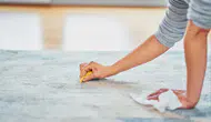 Halıdaki Yağ Lekesini Çıkarmanın Püf Noktası! İlk İş Silmek Değil, Yağı Emmek