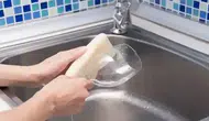 Bardaklarınız Çizildiyse Bu Yöntemleri Deneyin! Evdeki Malzemelerle Parlaklık Geri Gelebilir