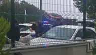 Okuldaki bekçi veliyi ayağından vurdu