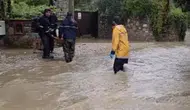 İlçeyi sel vurdu, hamile kadın kurtarıldı