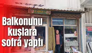 Balkonunu kuşlara sofra yaptı