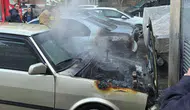 Yangın park halindeki iki otomobili kullanılamaz hale getirdi