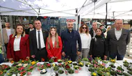 Başkan Şimşek kadınlara çiçek dağıttı