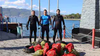 Denizden kilolarca çöp topladılar