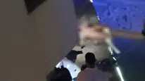 Genç kadını otelin 5'inci katından attı!